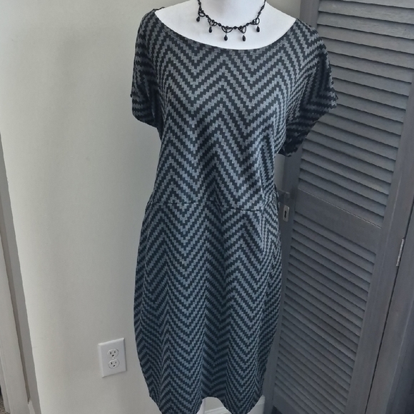 Black and Gray Zigzag Midi Dress, PTP 24 - Picture 1 of 6